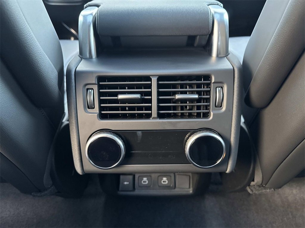 Used 2025 Land Rover Discovery S image 17