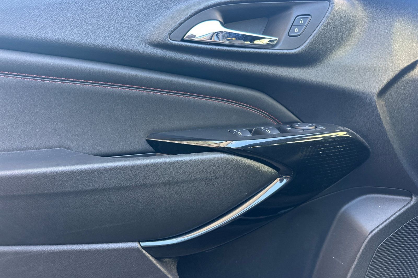 Used 2025 Chevrolet Trax RS w/ Sunroof Package image 11