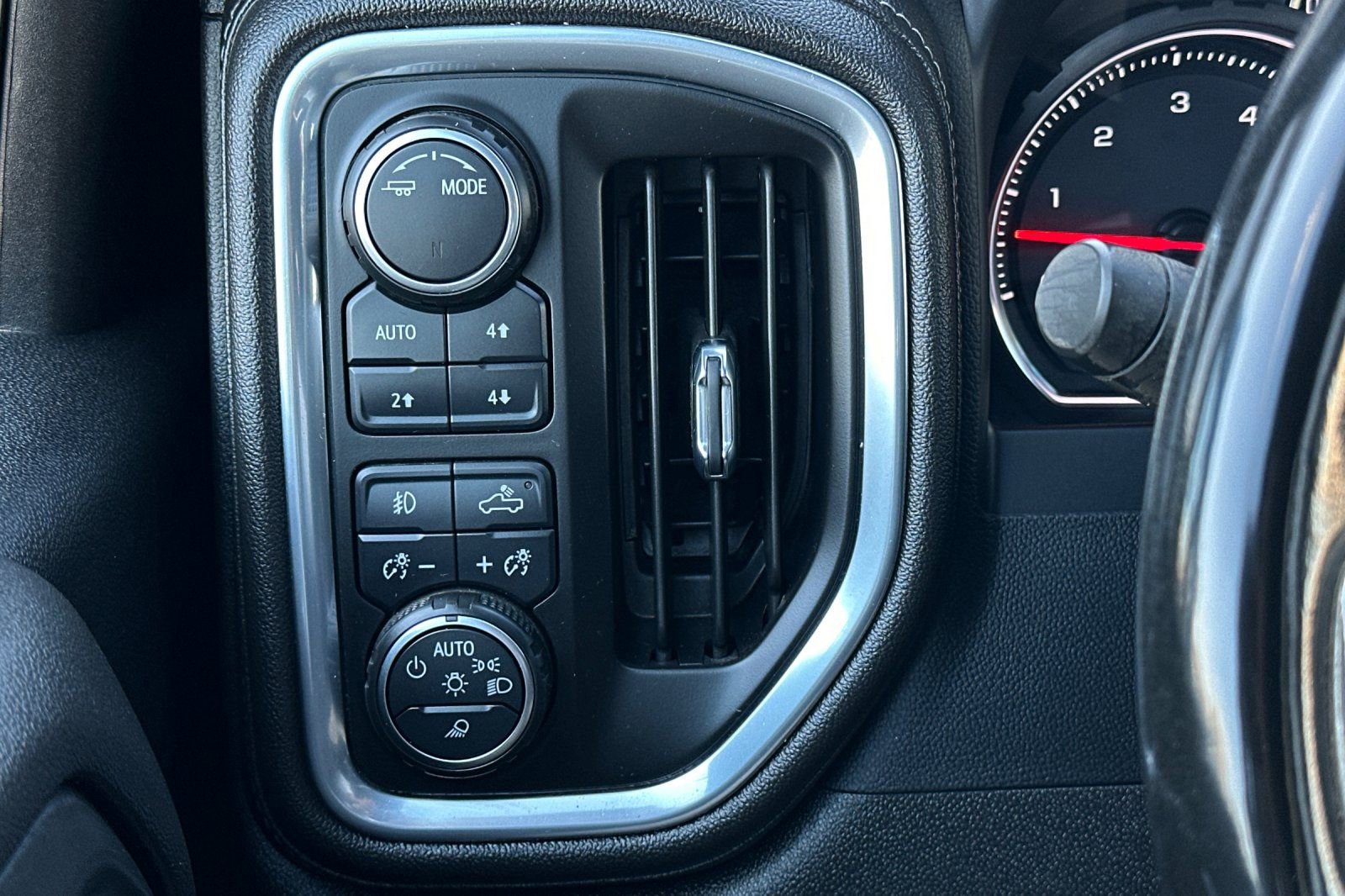 Used 2023 Chevrolet Silverado 2500 LTZ AWD/4WD image 34