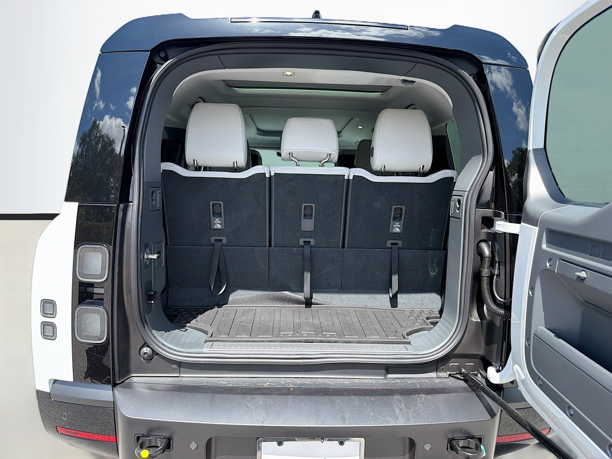New 2026 Land Rover Defender 130 X-Dynamic SE AWD/4WD image 12