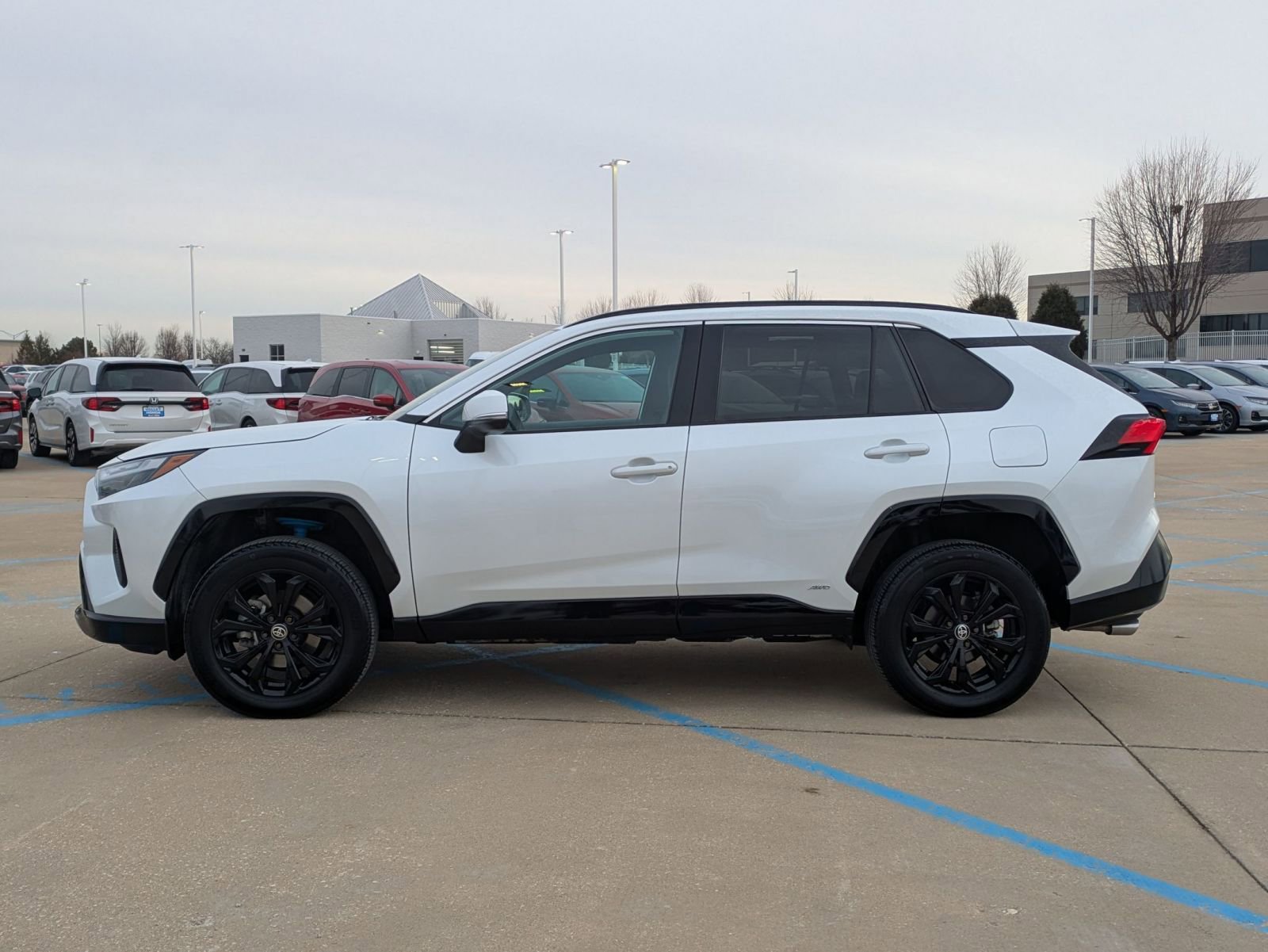 Used 2023 Toyota RAV4 SE w/ Convenience Package image 9