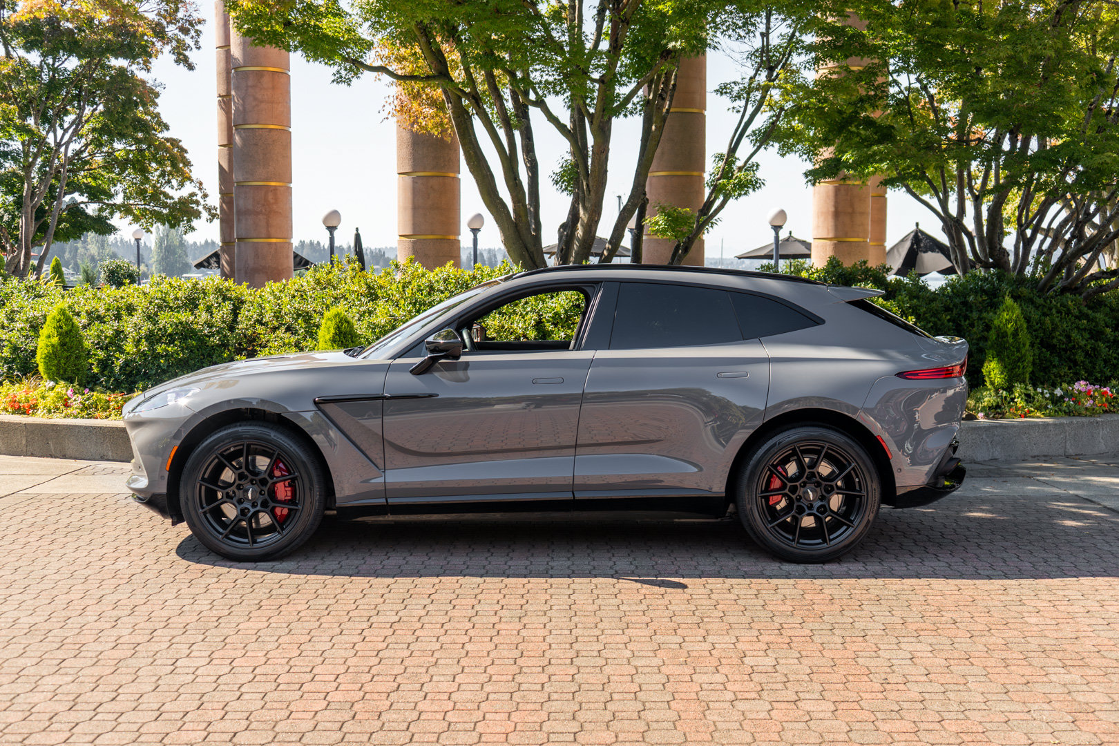 Used 2022 Aston Martin DBX AWD/4WD image 40