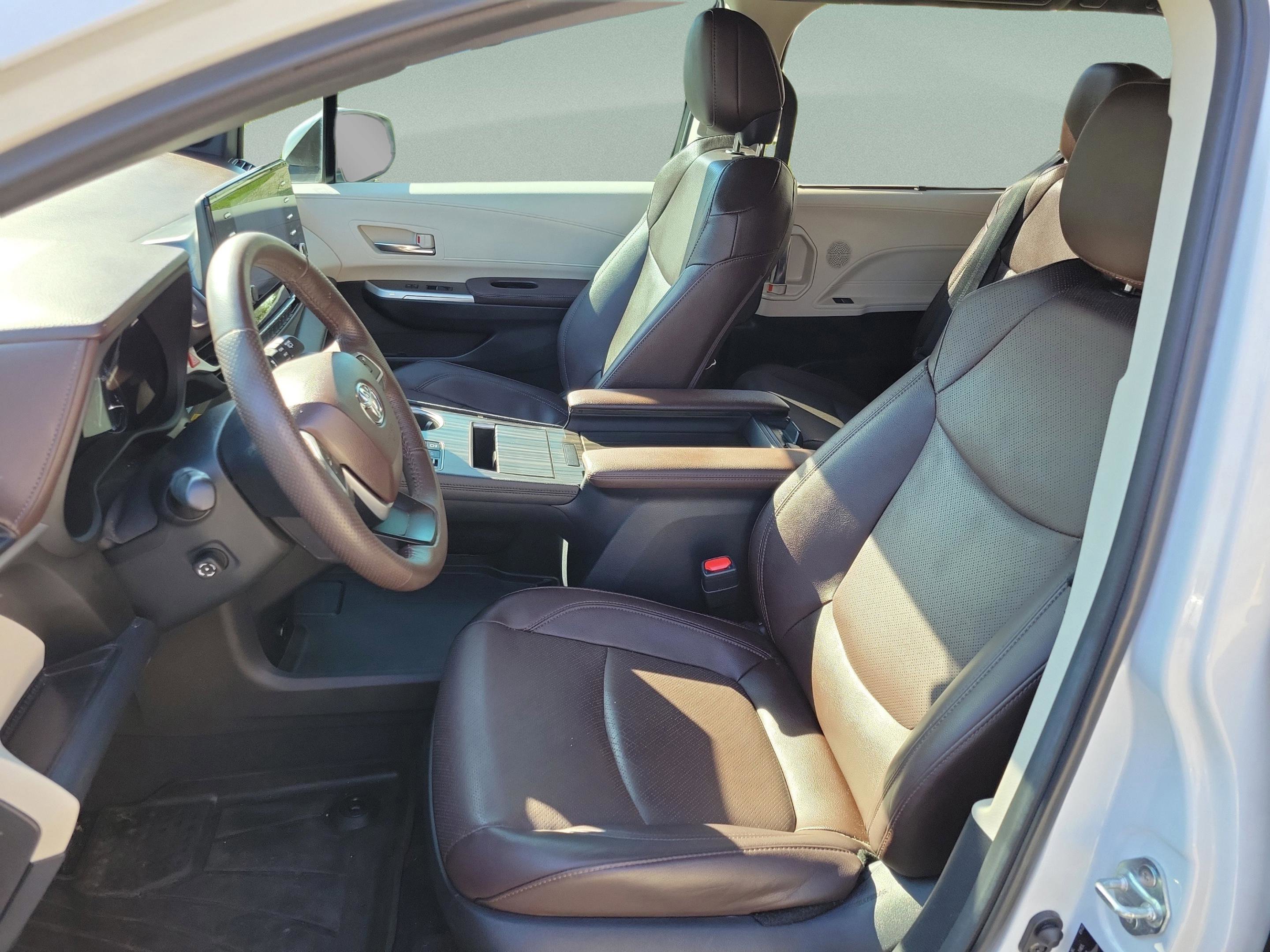 Certified 2023 Toyota Sienna Platinum FWD image 27