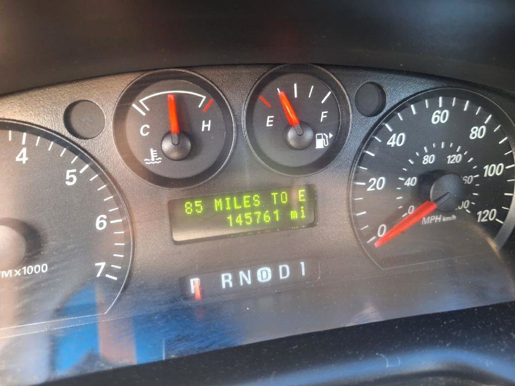 Used 2005 Ford Taurus SE image 2