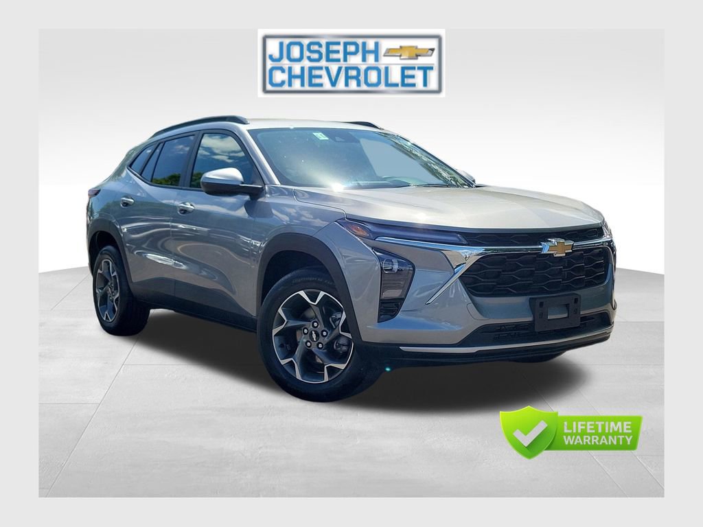 Used 2025 Chevrolet Trax LT FWD image 1