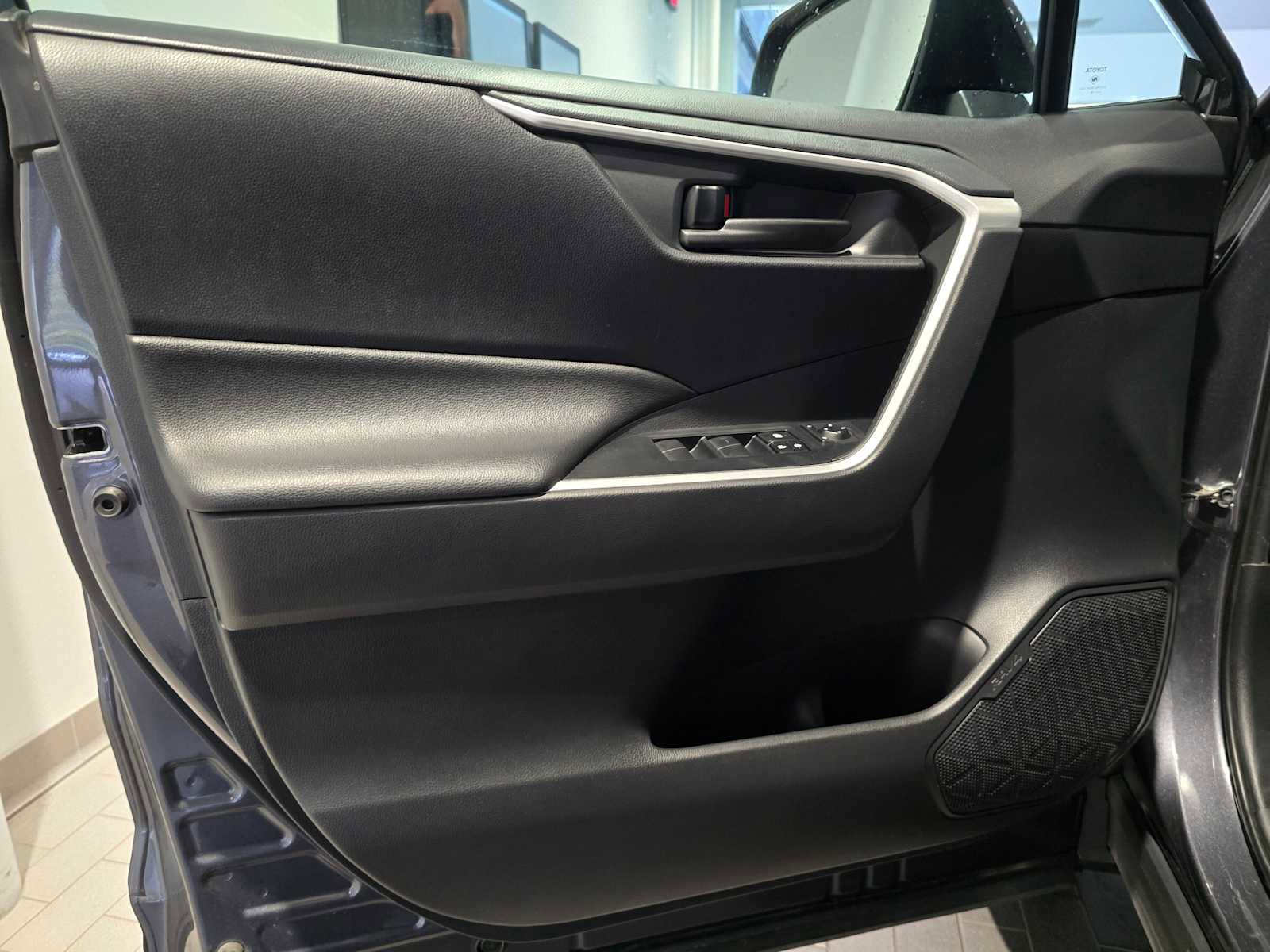 Used 2019 Toyota RAV4 LE image 23