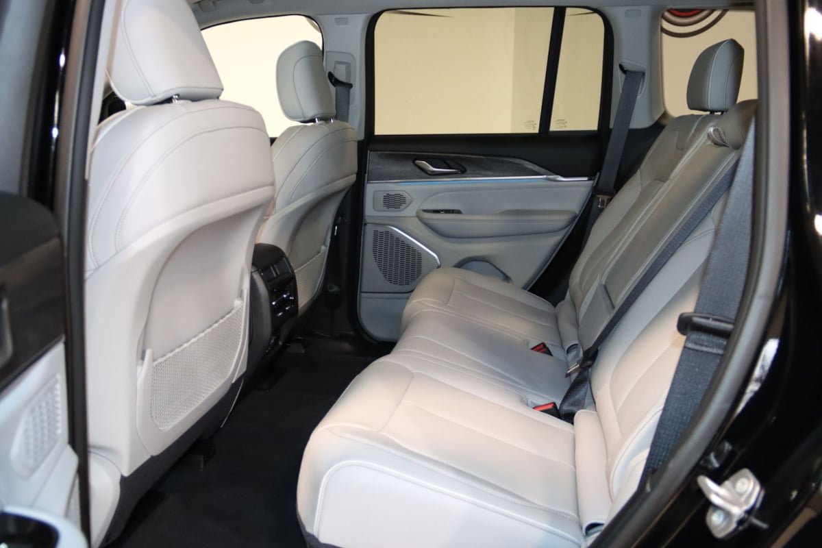 Used 2023 Jeep Grand Cherokee Overland AWD/4WD image 62