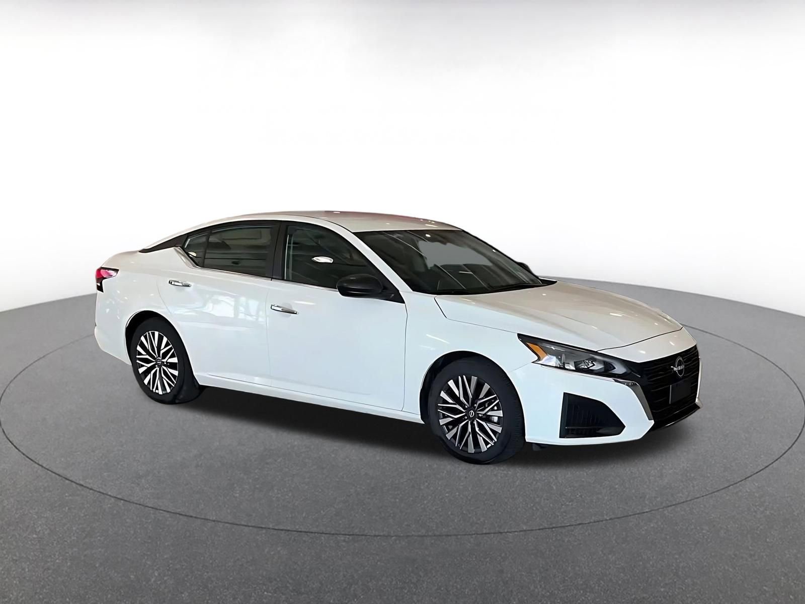 Used 2025 Nissan Altima 2.5 SV image 2