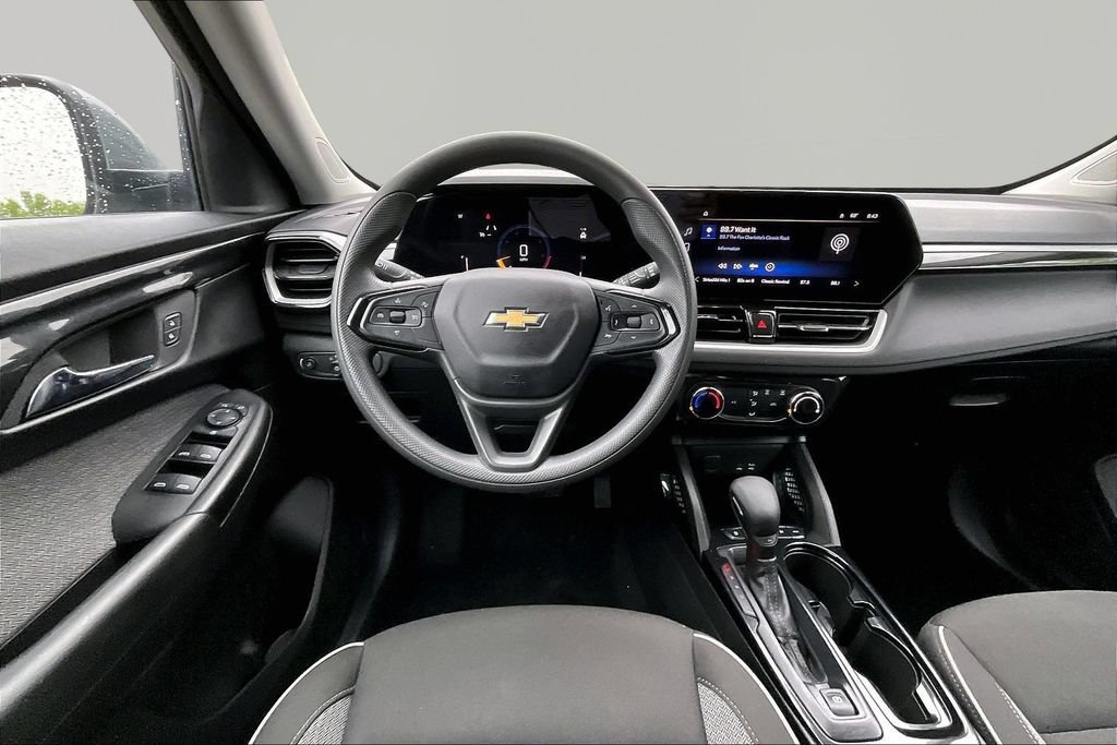 Used 2025 Chevrolet TrailBlazer LT AWD/4WD image 8