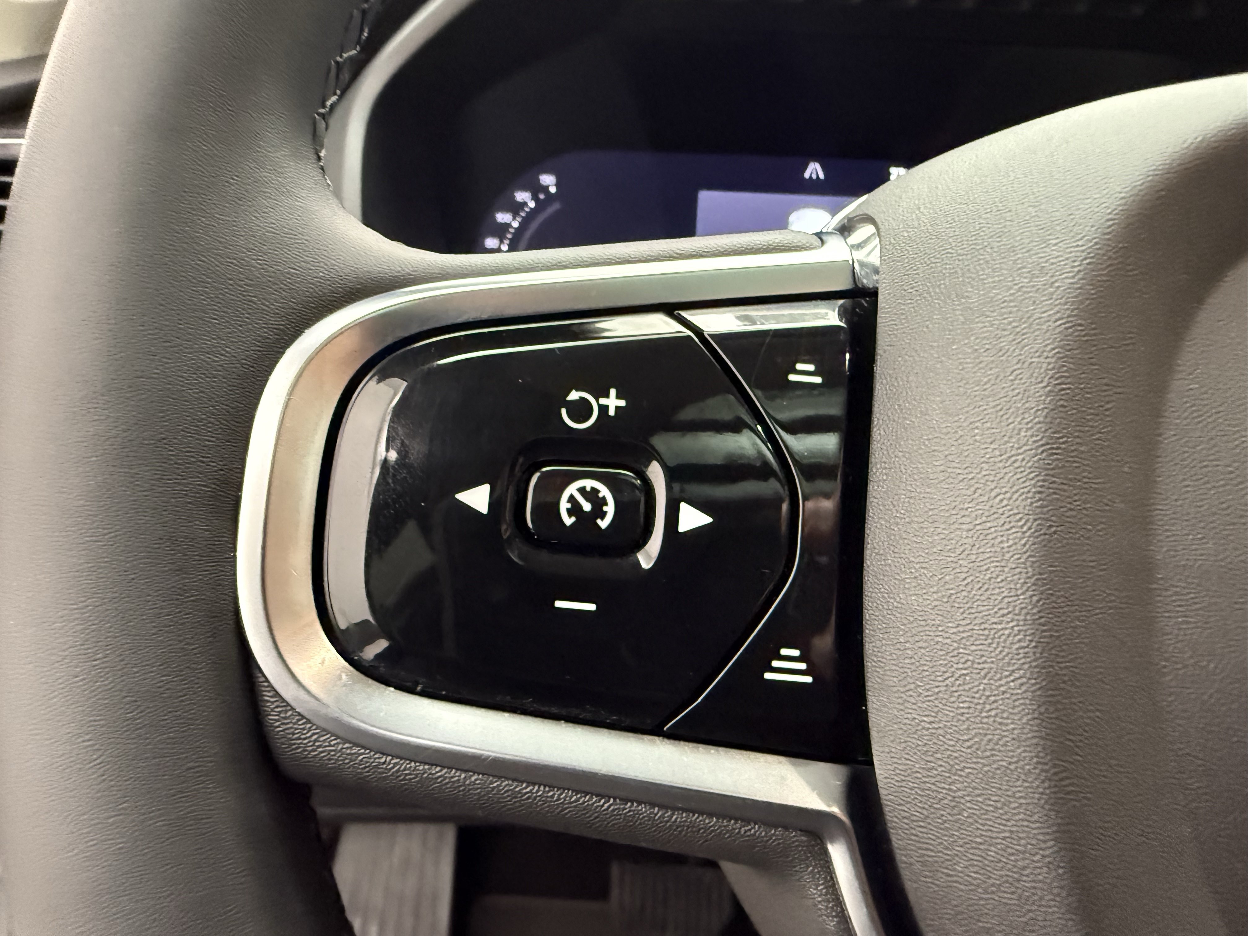 Certified 2024 Volvo XC90 B6 Plus w/ Protection Package Premier AWD/4WD image 16