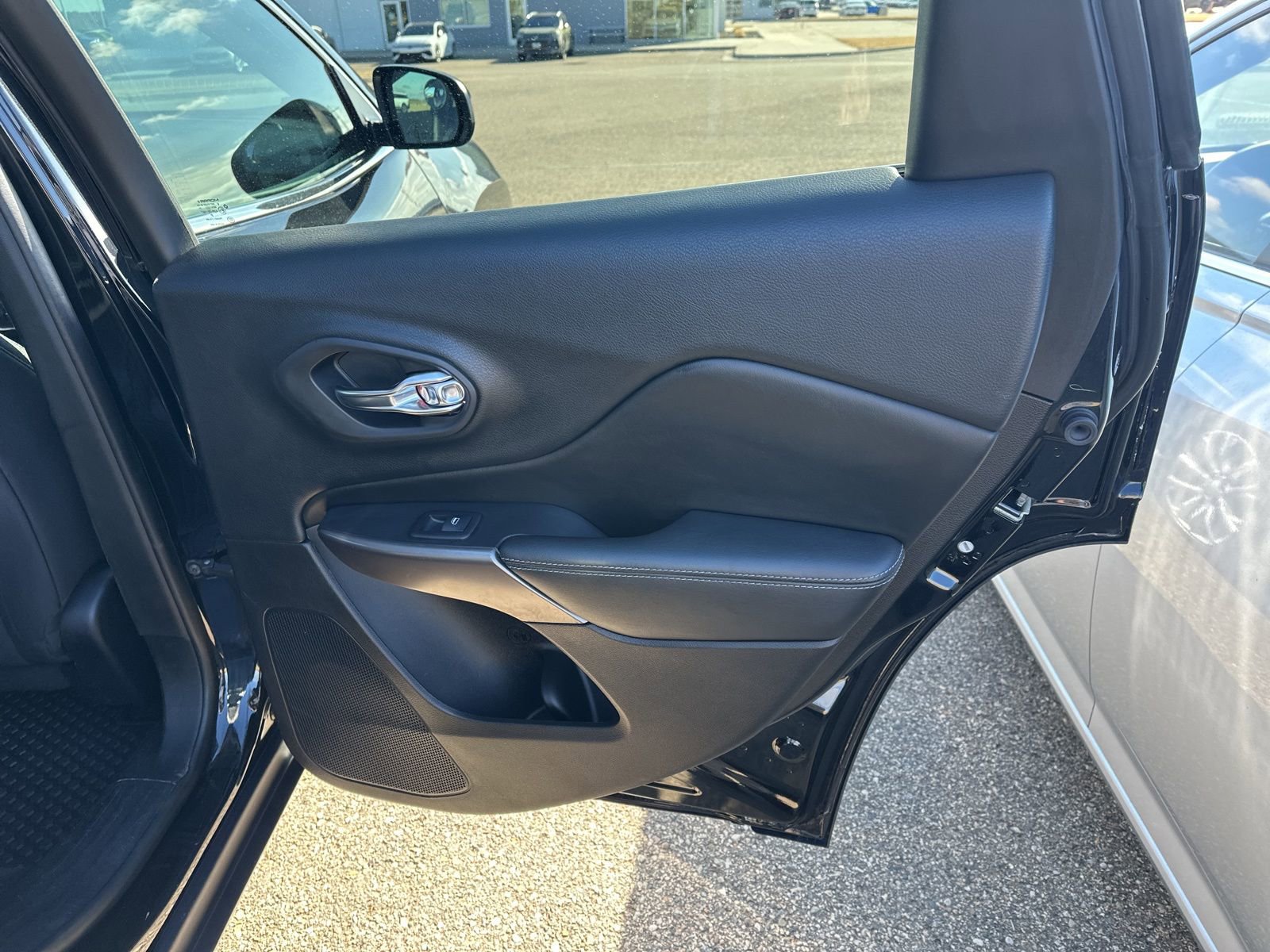 Used 2019 Jeep Cherokee Latitude w/ Cold Weather Group image 28