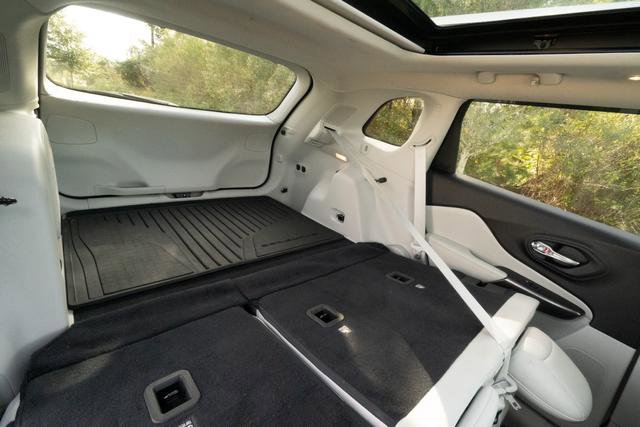 Used 2020 Jeep Cherokee Latitude Plus image 32