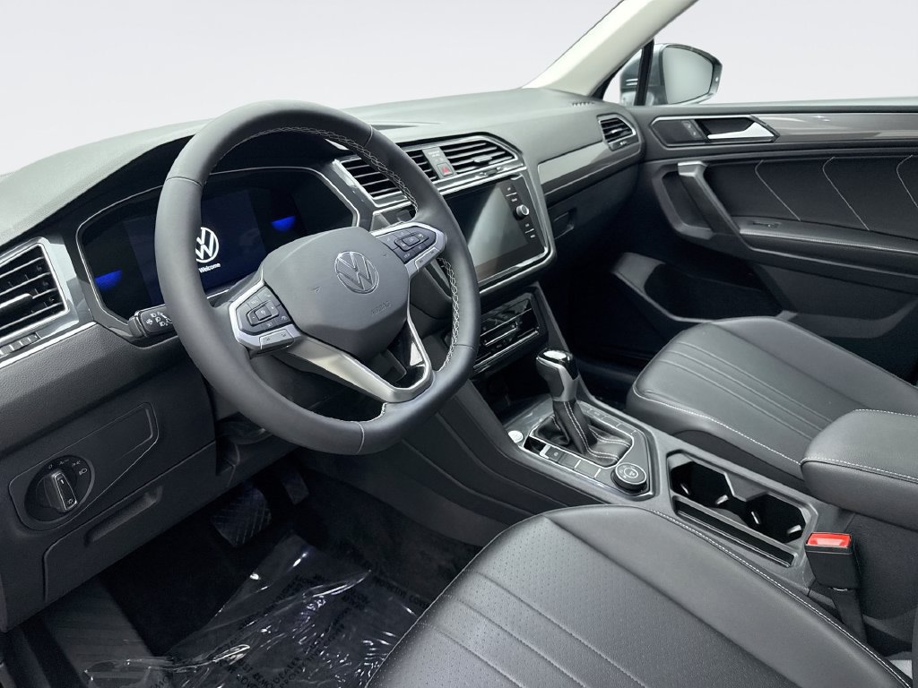 Used 2024 Volkswagen Tiguan SE AWD/4WD image 10