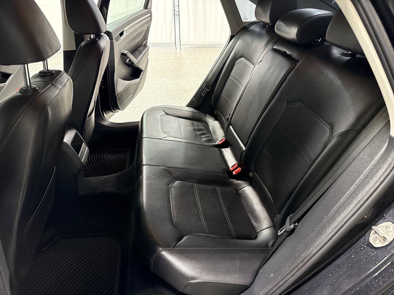 Used 2018 Volkswagen Passat 2.0T R-Line FWD image 12