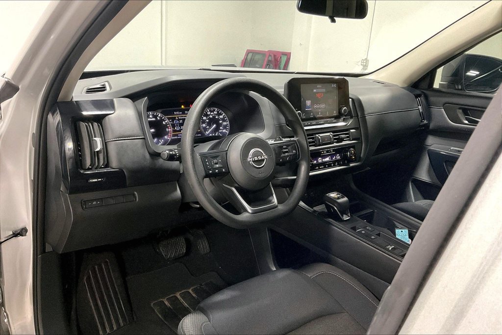 Used 2025 Nissan Pathfinder S FWD image 16