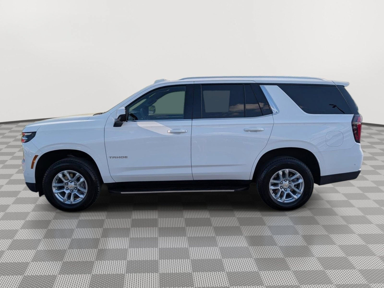 Used 2025 Chevrolet Tahoe LS AWD/4WD image 2