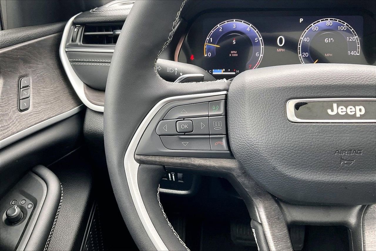 Certified 2025 Jeep Grand Cherokee Limited w/ Black Appearance Package image 31