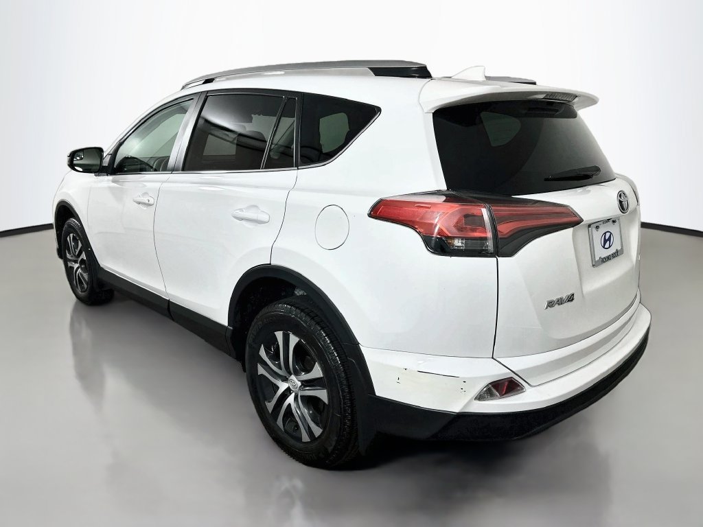 Used 2018 Toyota RAV4 LE FWD image 7
