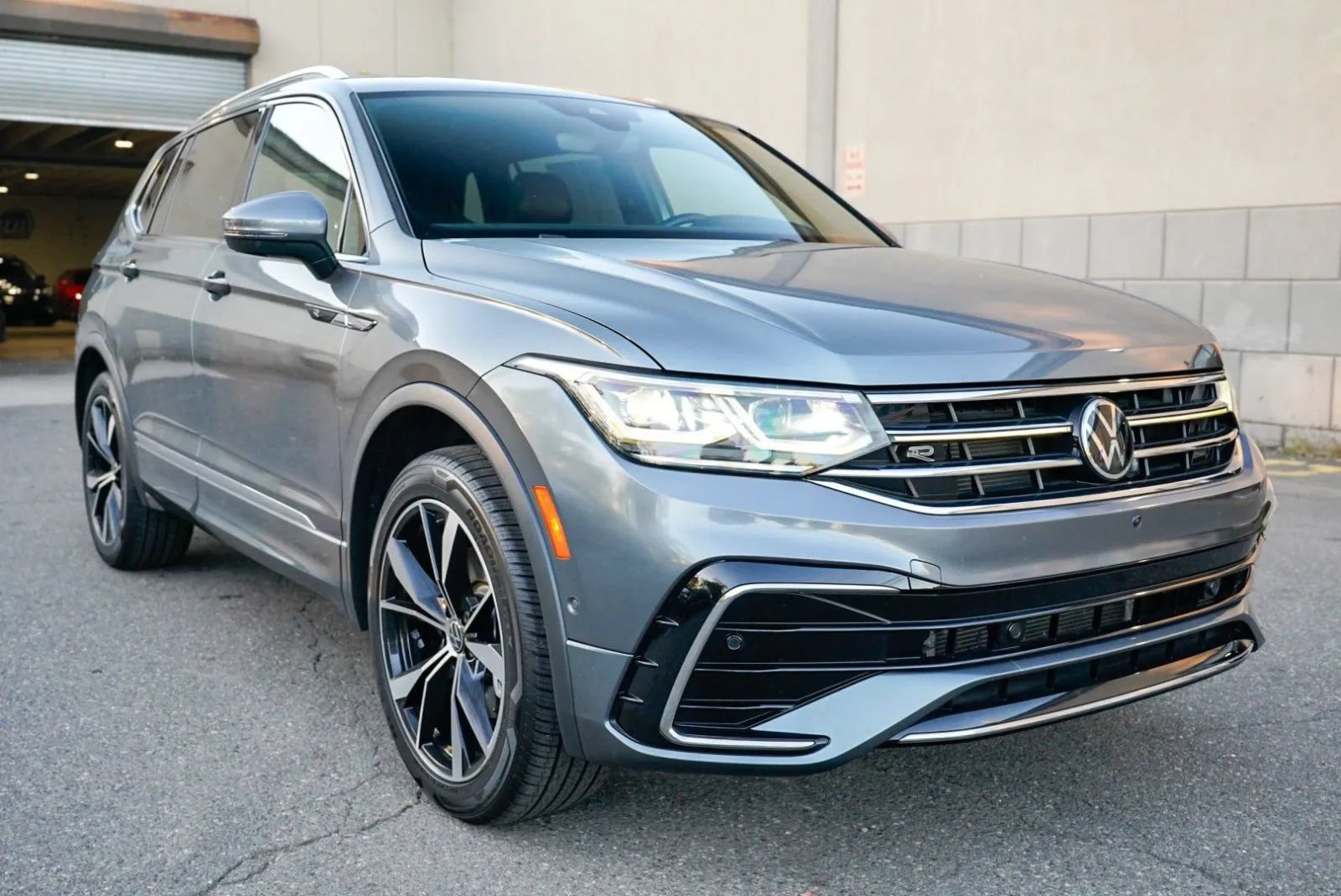 Used 2022 Volkswagen Tiguan SEL R-Line AWD/4WD image 3