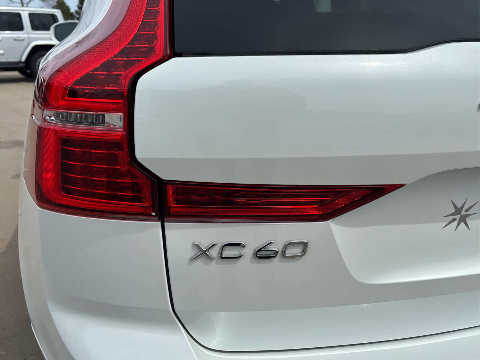 Used 2019 Volvo XC60 T6 Momentum w/ Multimedia Package AWD/4WD image 8