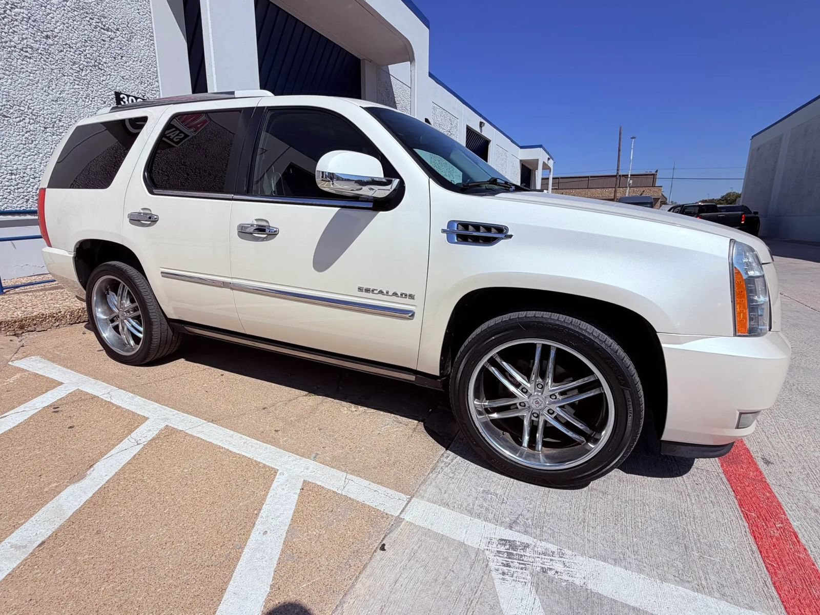 Used 2013 Cadillac Escalade Luxury RWD image 6