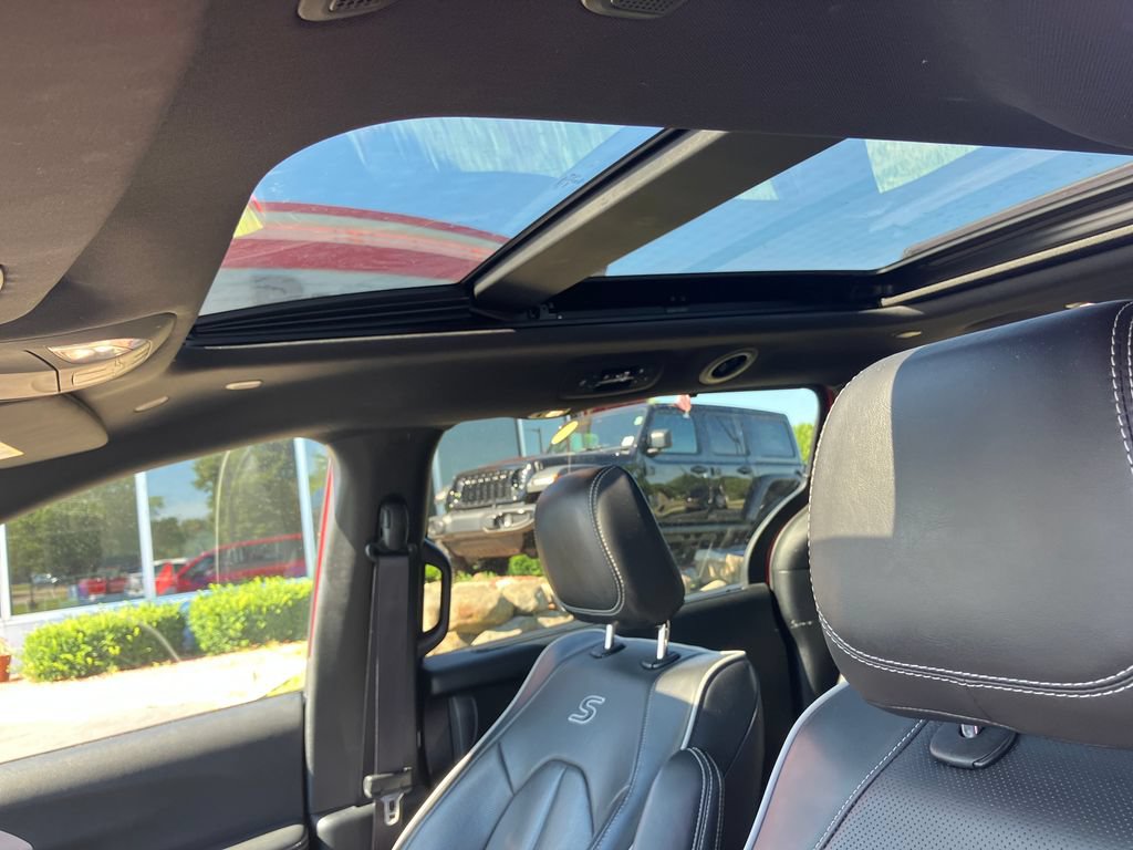 Used 2025 Chrysler Pacifica Limited FWD image 5