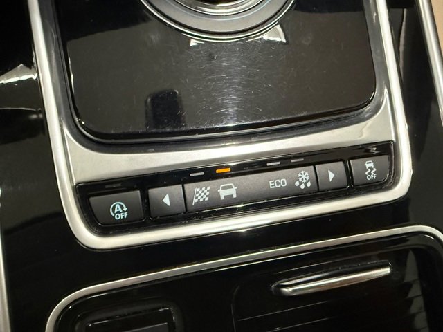 Used 2018 Jaguar XF Premium image 17