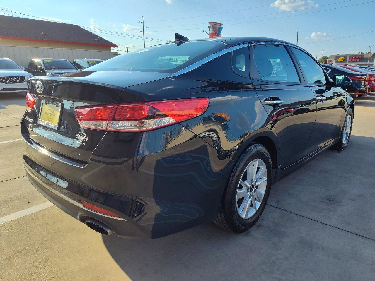 Used 2017 Kia Optima LX w/ Convenience Package FWD image 4