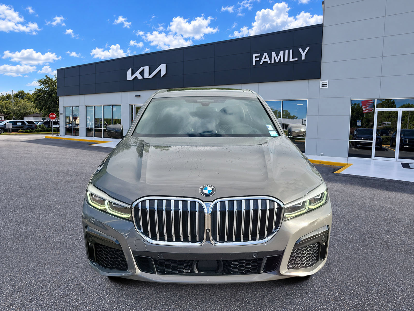 Used 2020 BMW 750i xDrive w/ Executive Package AWD/4WD image 2