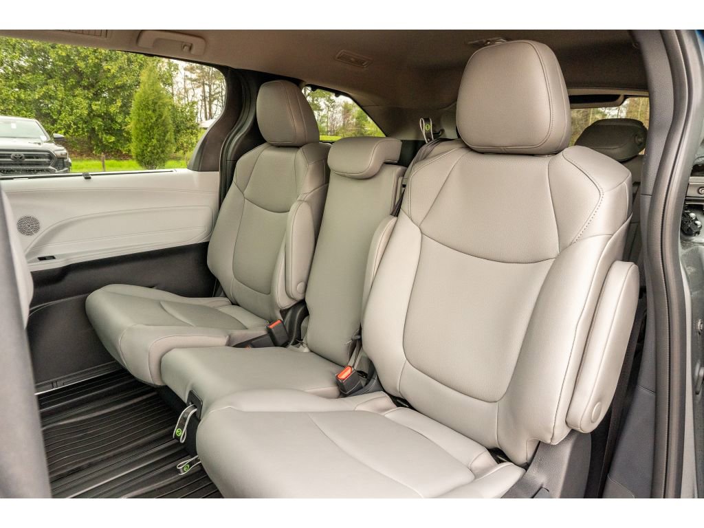 New 2026 Toyota Sienna XLE image 12