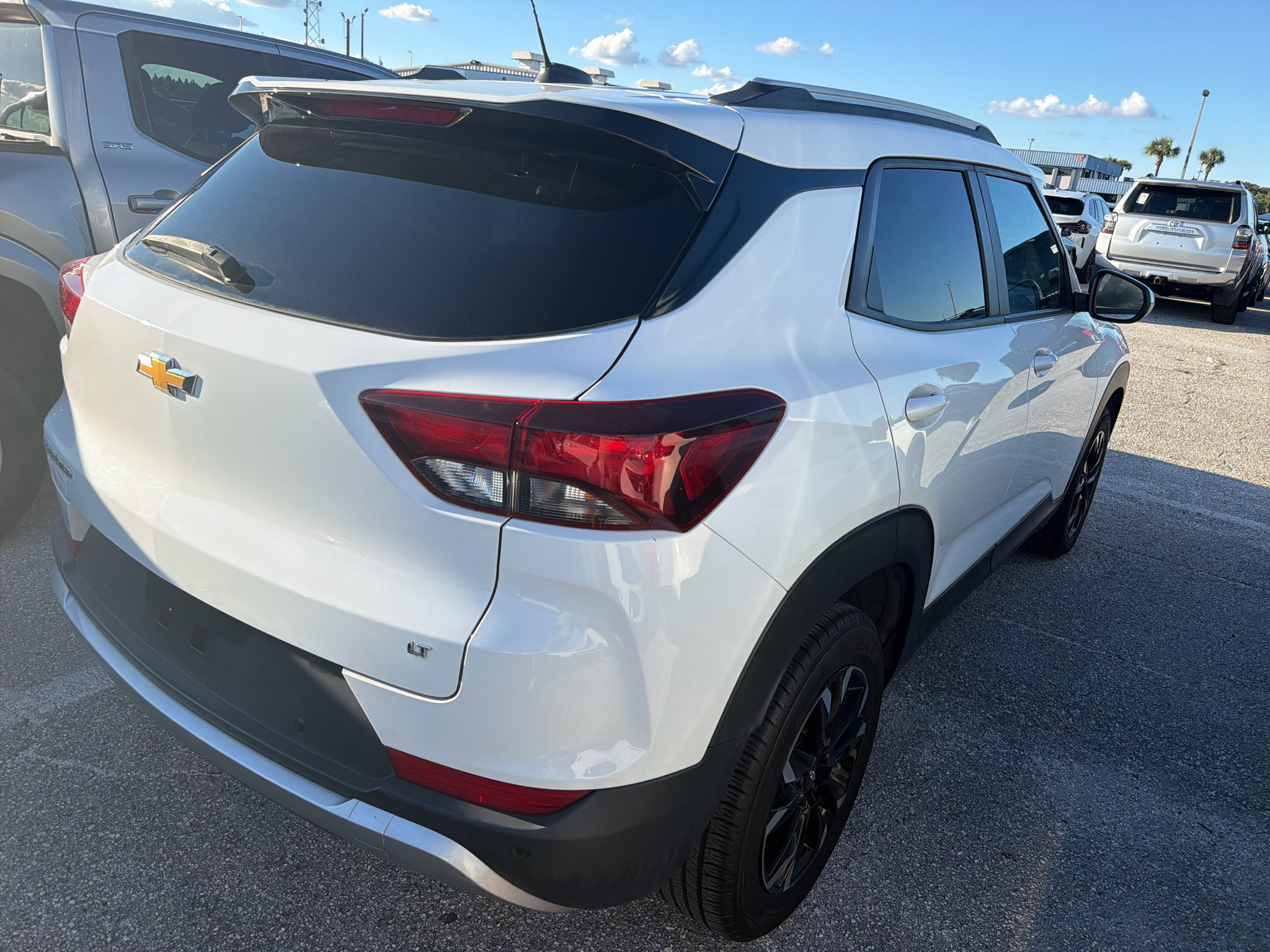 Used 2023 Chevrolet TrailBlazer LT FWD image 2
