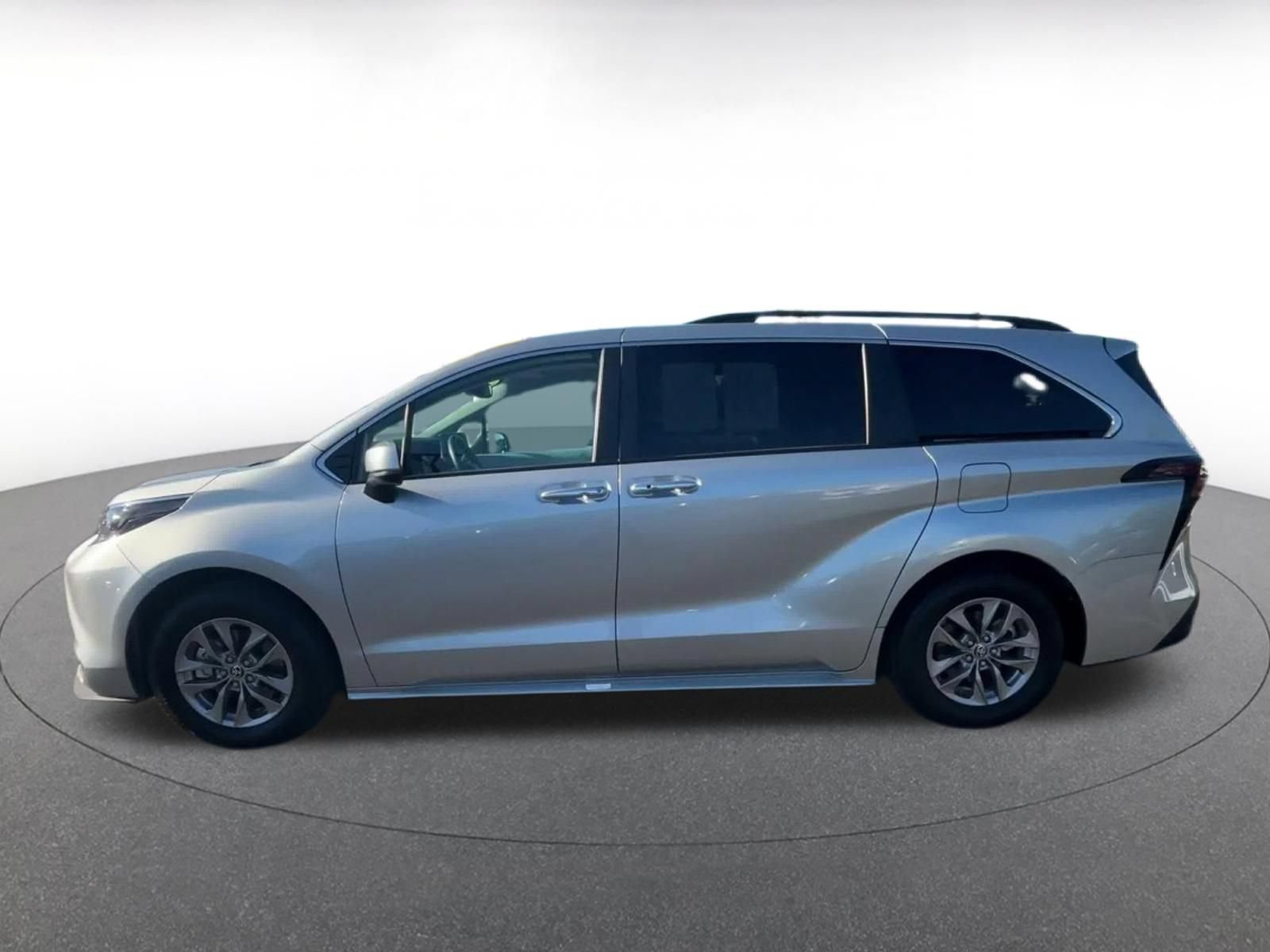 Used 2025 Toyota Sienna XLE FWD image 8