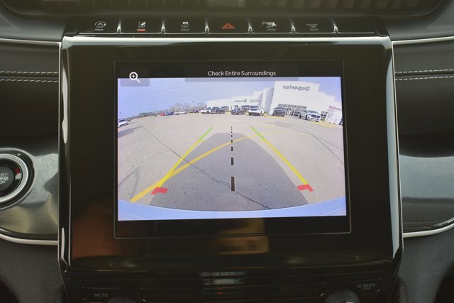 Used 2023 Jeep Grand Cherokee Laredo AWD/4WD image 27