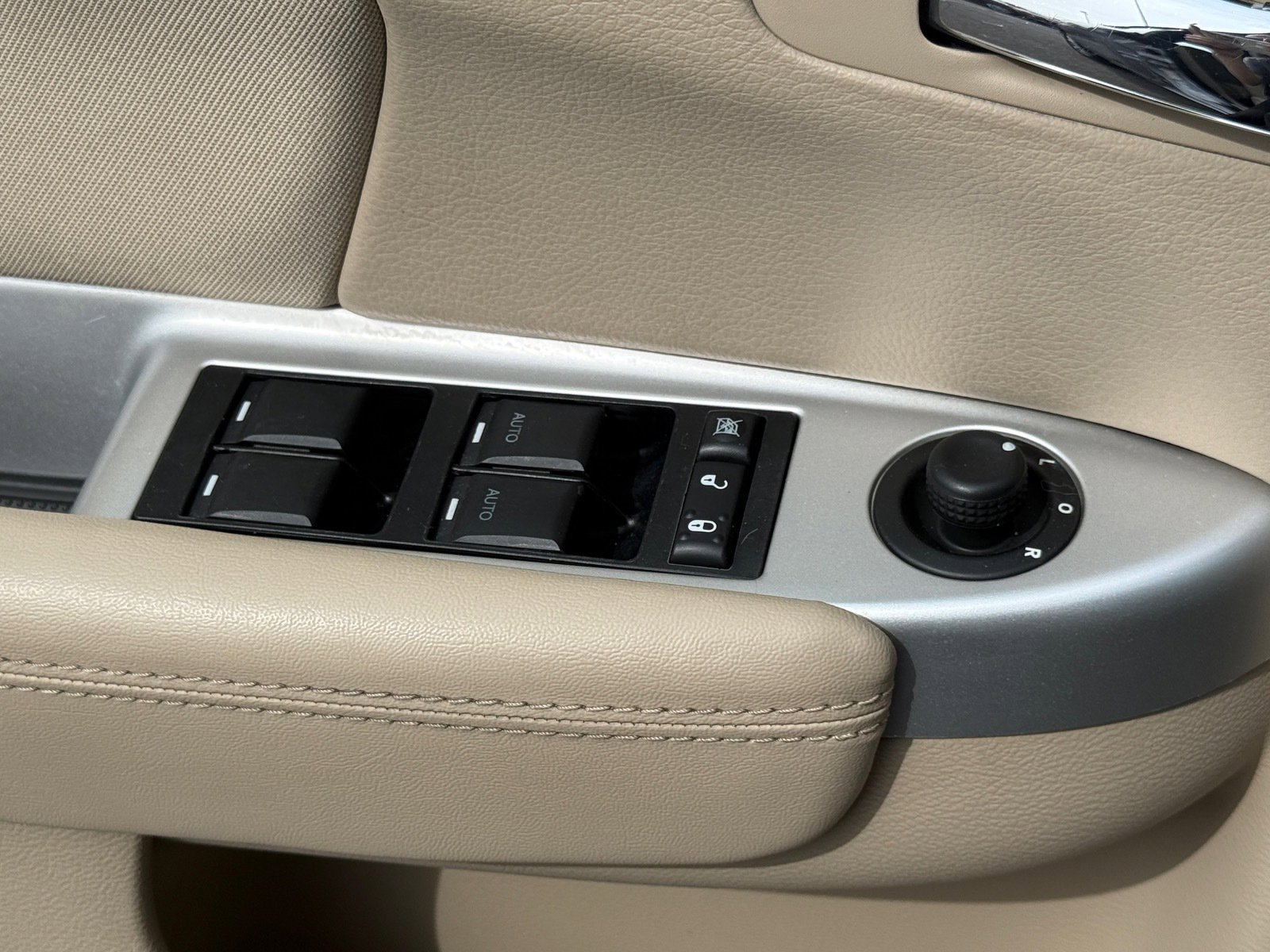 Used 2013 Chrysler 200 Touring image 23