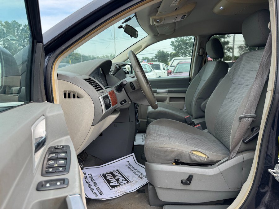 Used 2008 Chrysler Town & Country Touring FWD image 15
