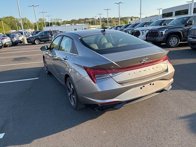 Used 2023 Hyundai Elantra Limited image 12