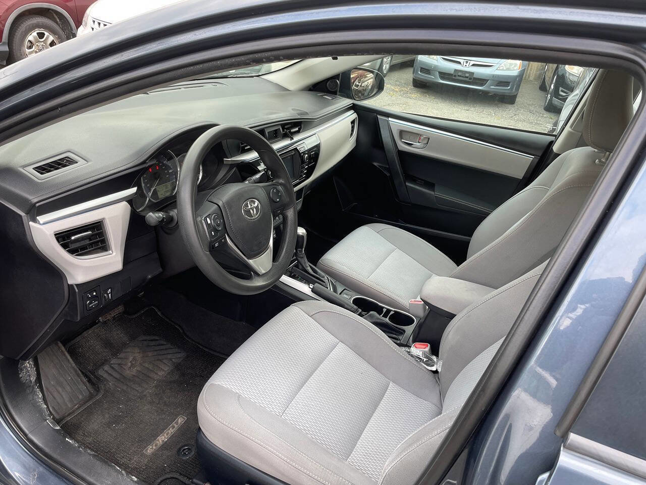 Used 2016 Toyota Corolla LE 4dr Sedan image 15