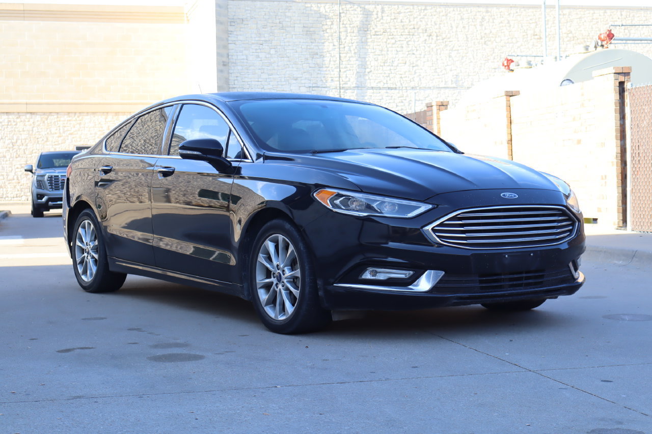 Used 2017 Ford Fusion SE w/ Fusion SE Technology Package FWD image 2