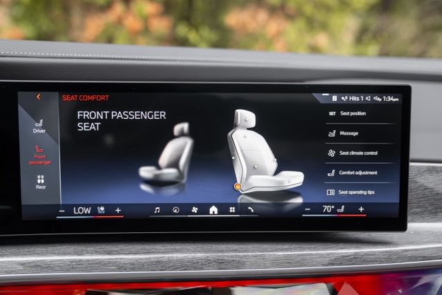 Used 2023 BMW 740i w/ Luxury Rear Seating Package RWD image 30