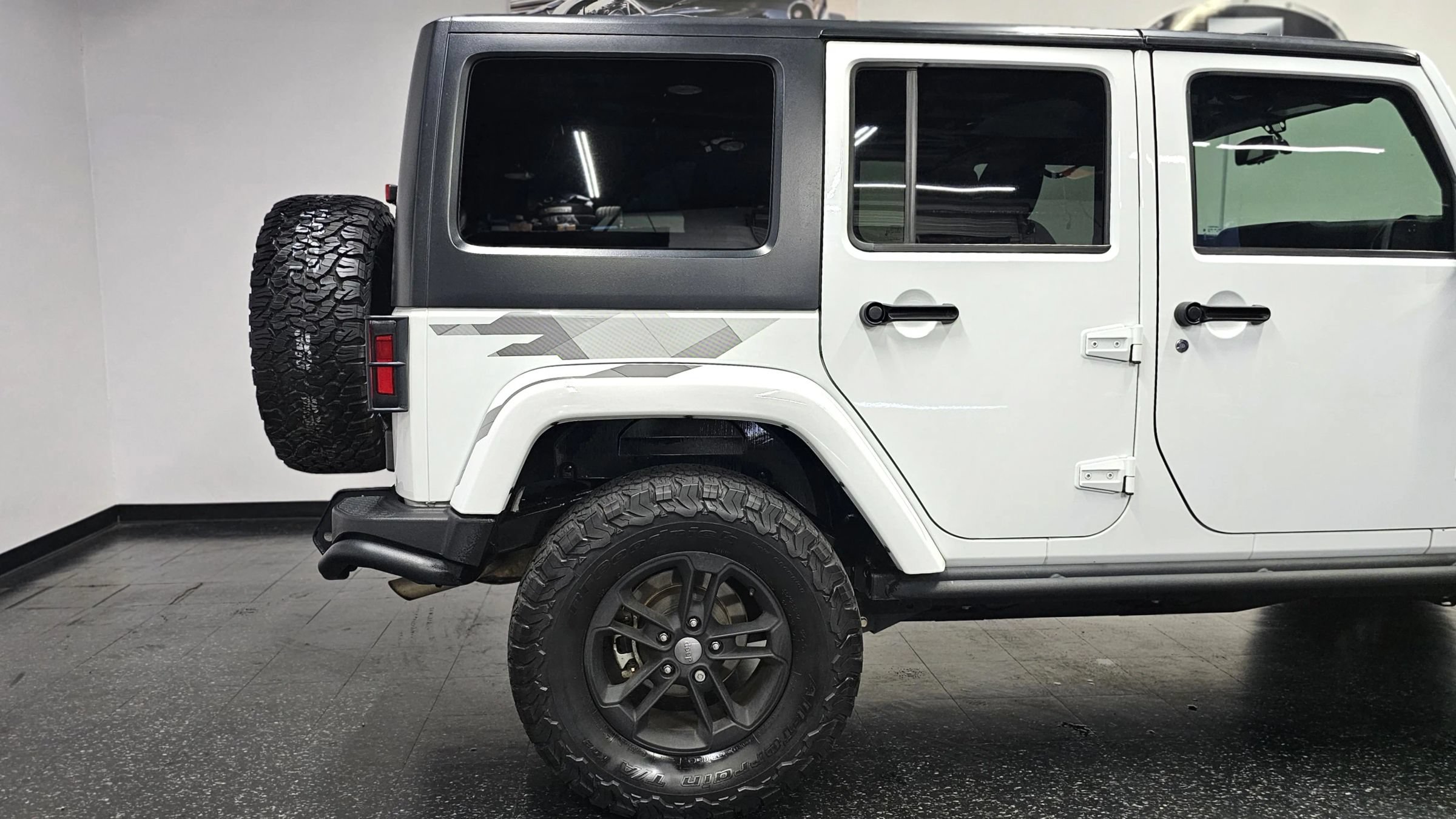 Used 2017 Jeep Wrangler Unlimited Sahara AWD/4WD image 19