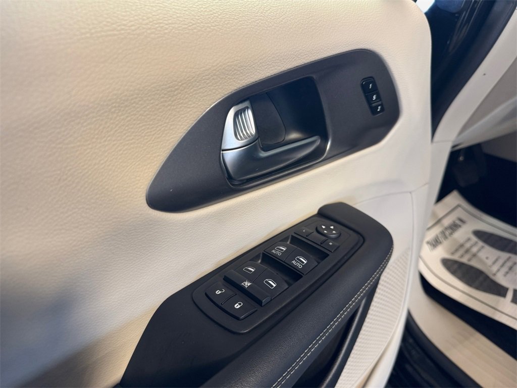 Used 2024 Chrysler Pacifica Touring-L image 14