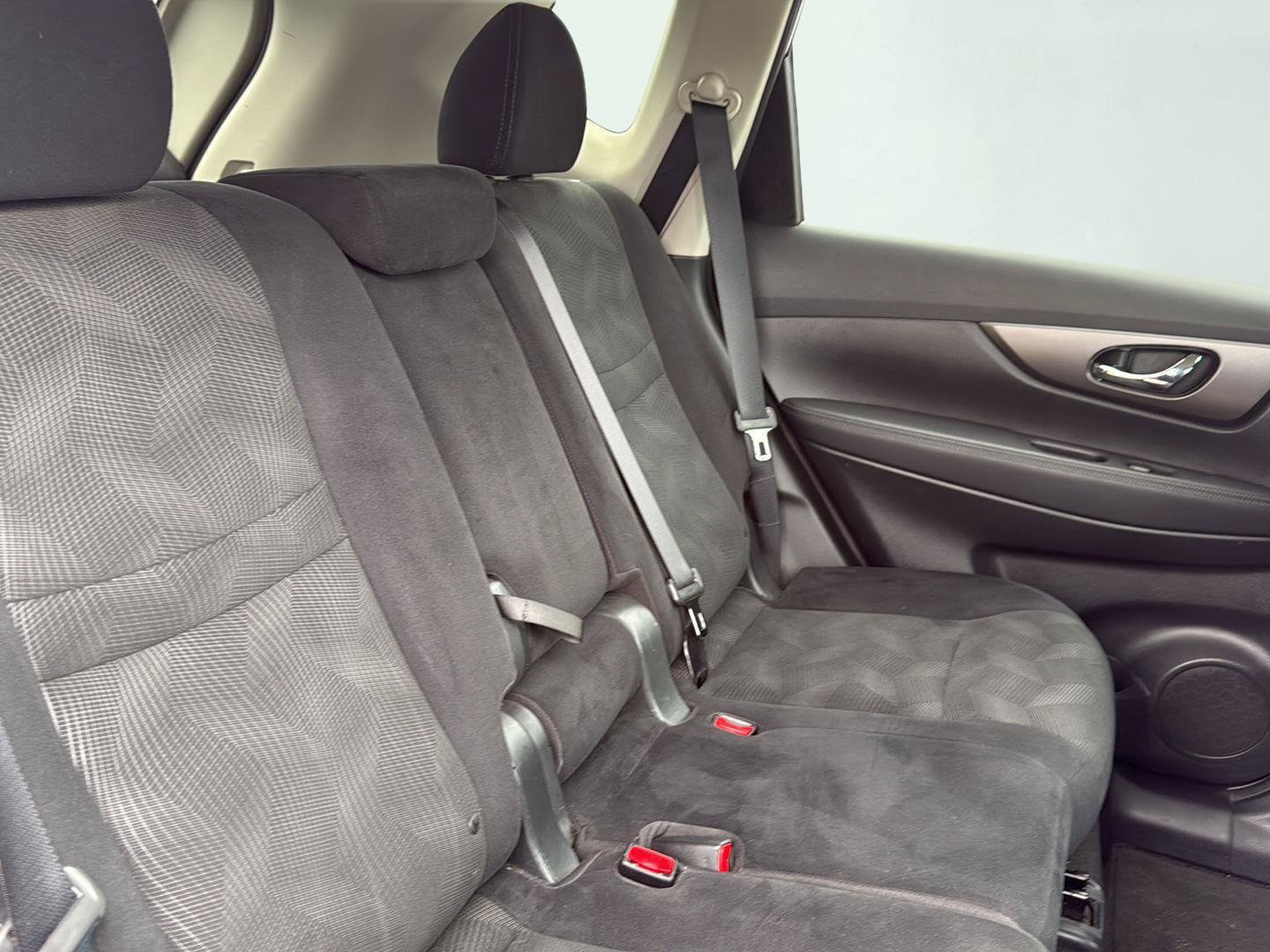 Used 2015 Nissan Rogue SV w/ SV Moonroof Package AWD/4WD image 25
