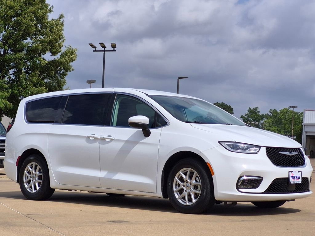 Used 2023 Chrysler Pacifica Touring-L FWD image 3