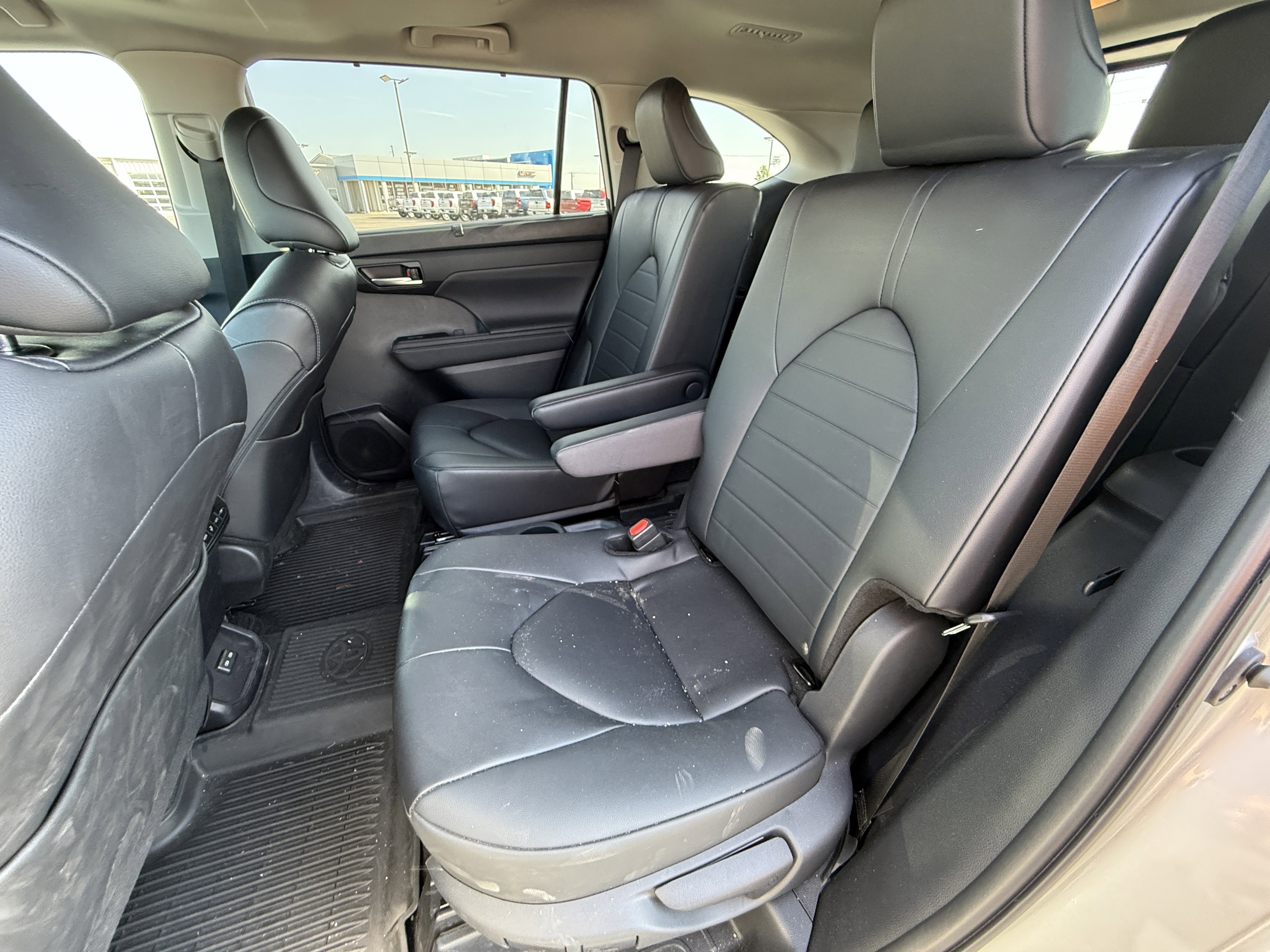 Used 2024 Toyota Highlander XLE image 12