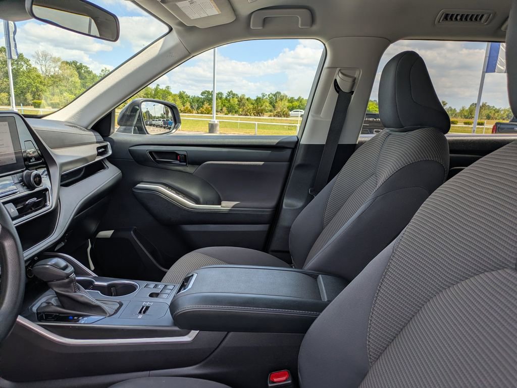 Used 2023 Toyota Highlander L FWD image 24