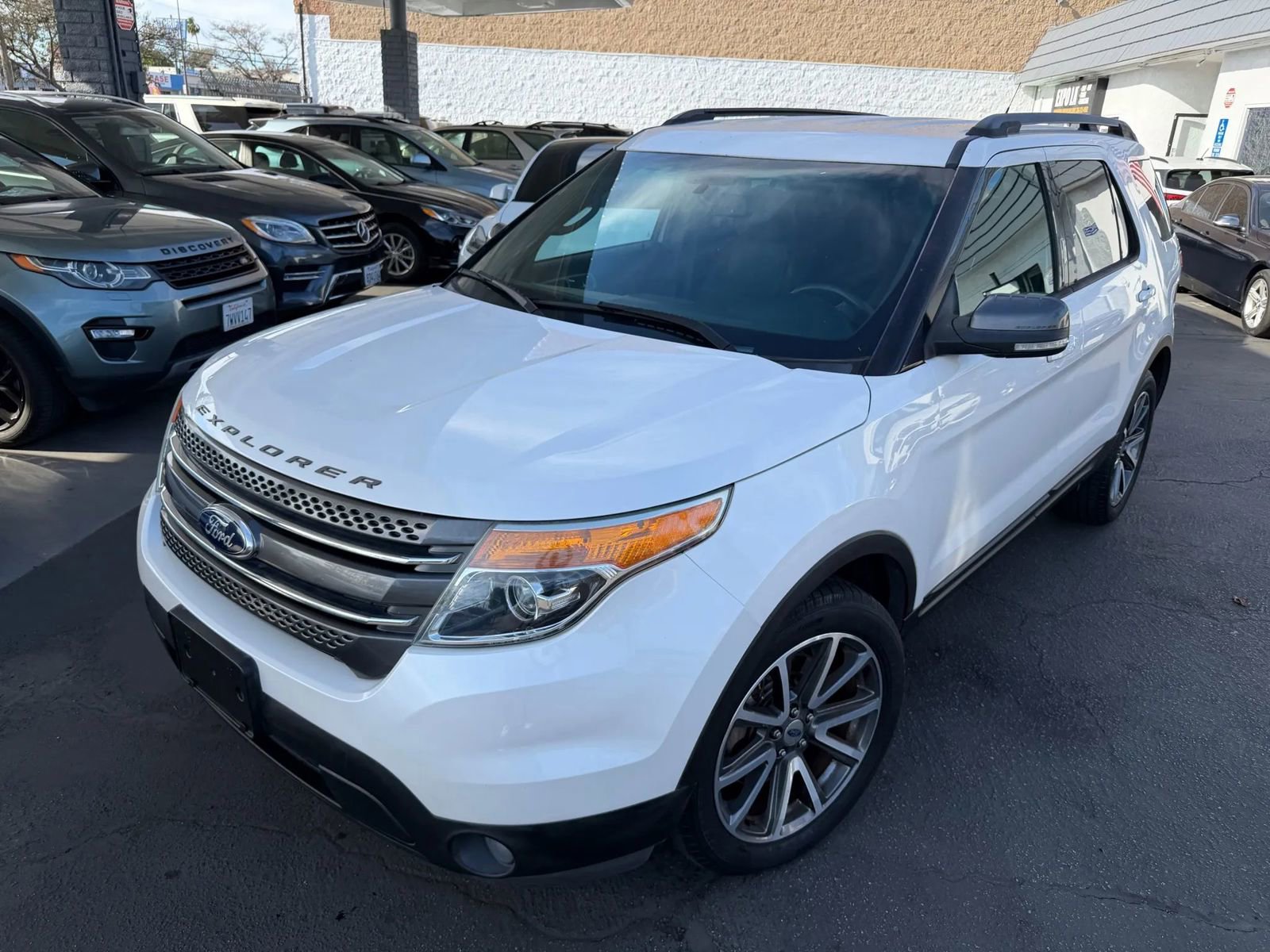 Used 2015 Ford Explorer XLT w/ Equipment Group 202A AWD/4WD image 2