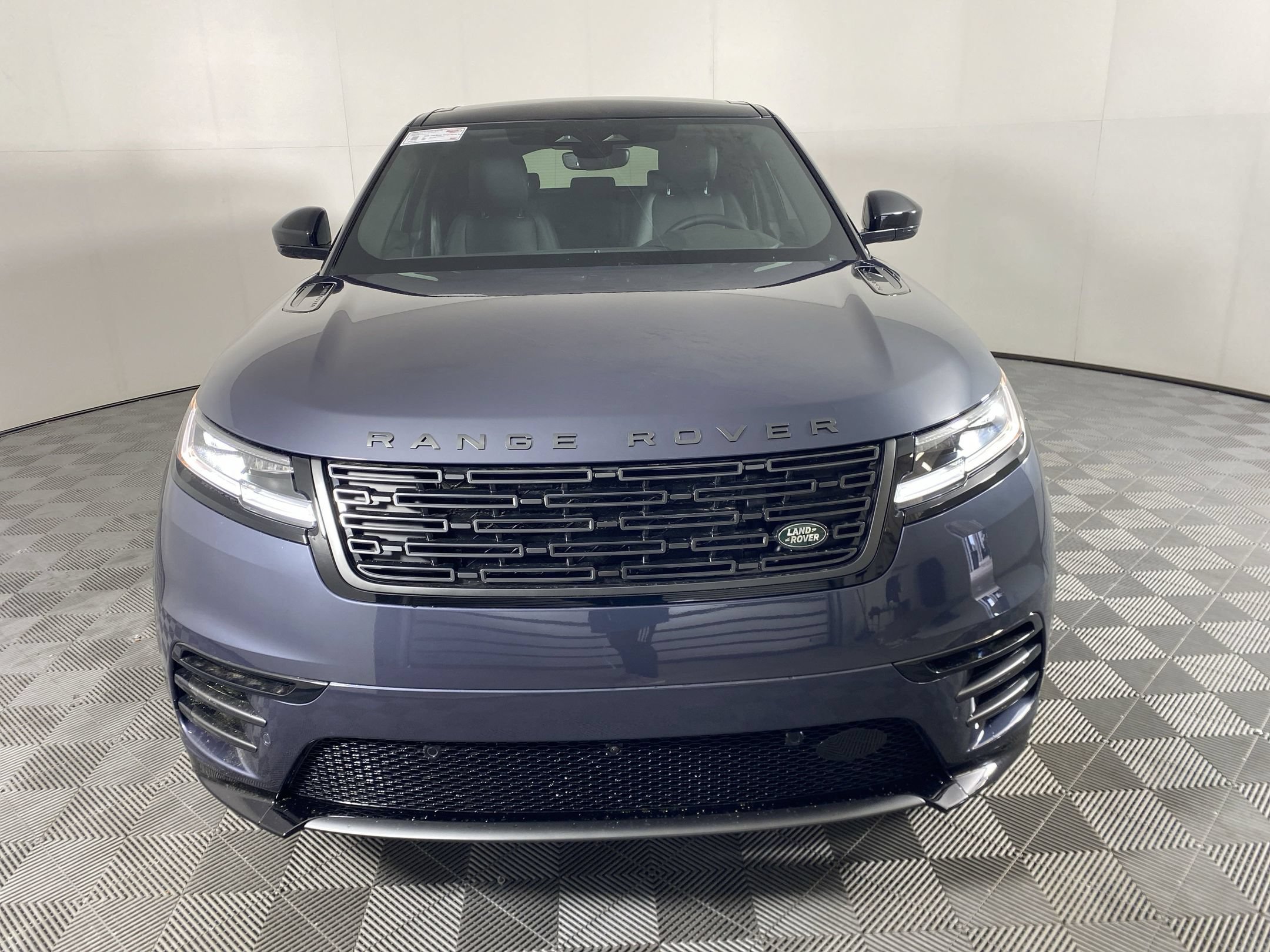 Used 2026 Land Rover Range Rover Velar Dynamic SE AWD/4WD image 4