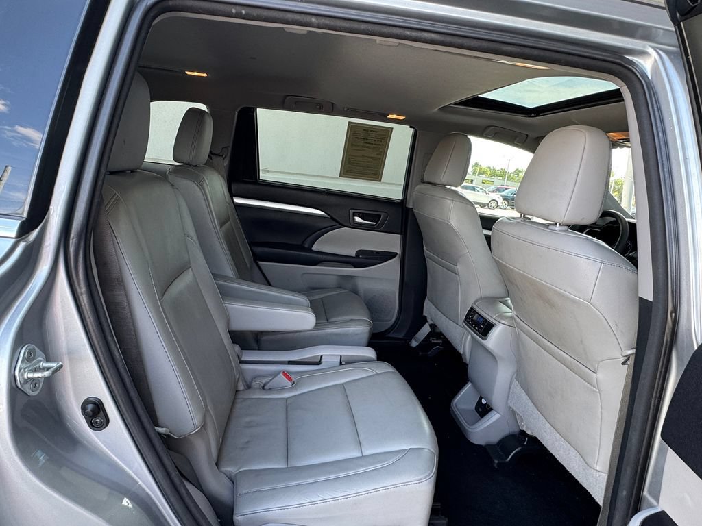 Used 2016 Toyota Highlander XLE w/ Protection Package #3 AWD/4WD image 32