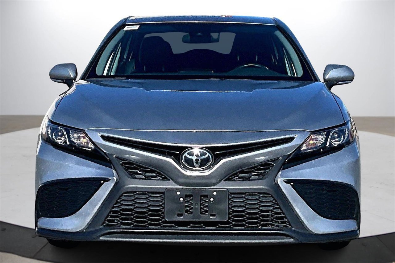 Used 2024 Toyota Camry SE image 3