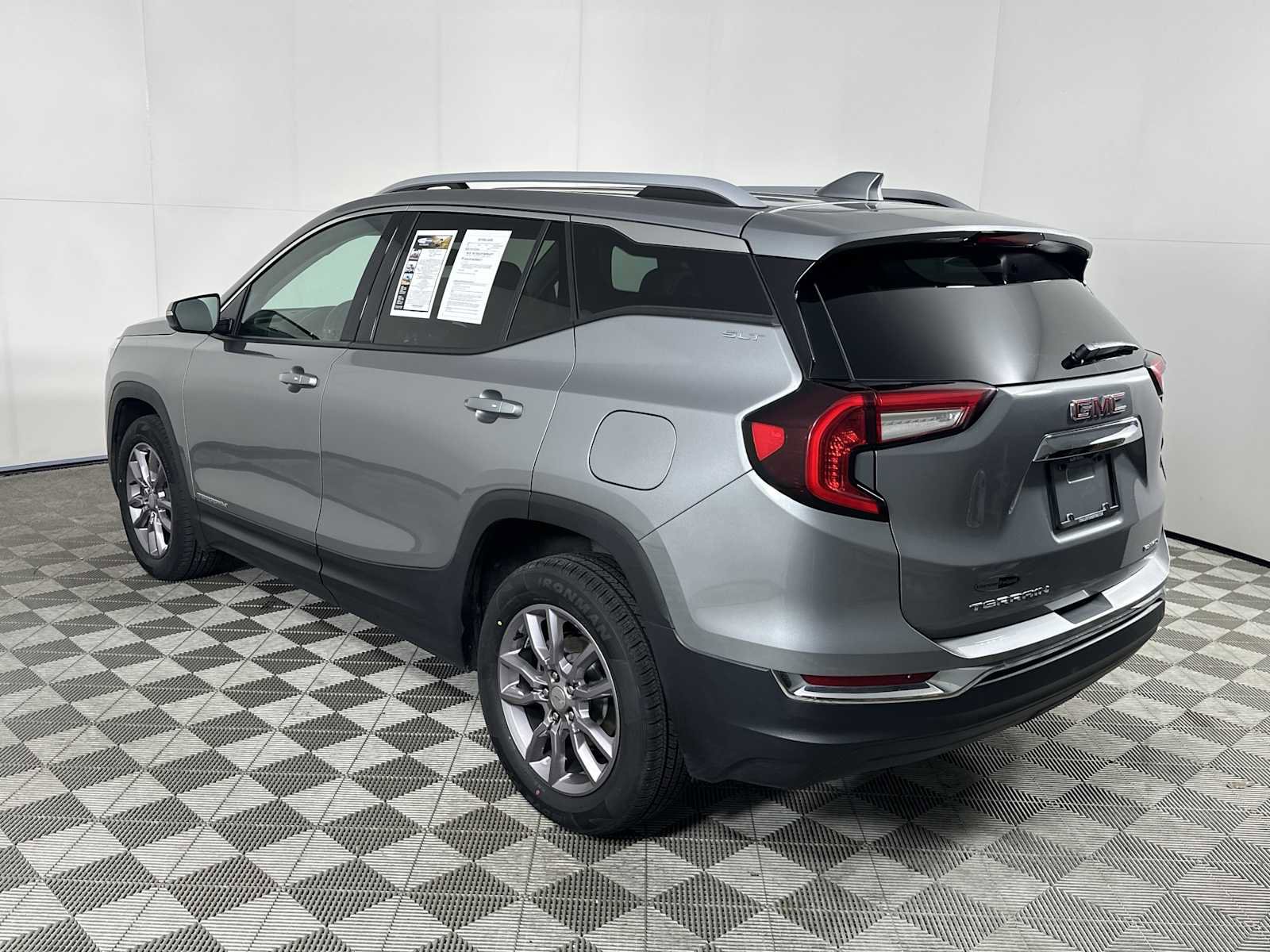 Used 2024 GMC Terrain SLT AWD/4WD image 6